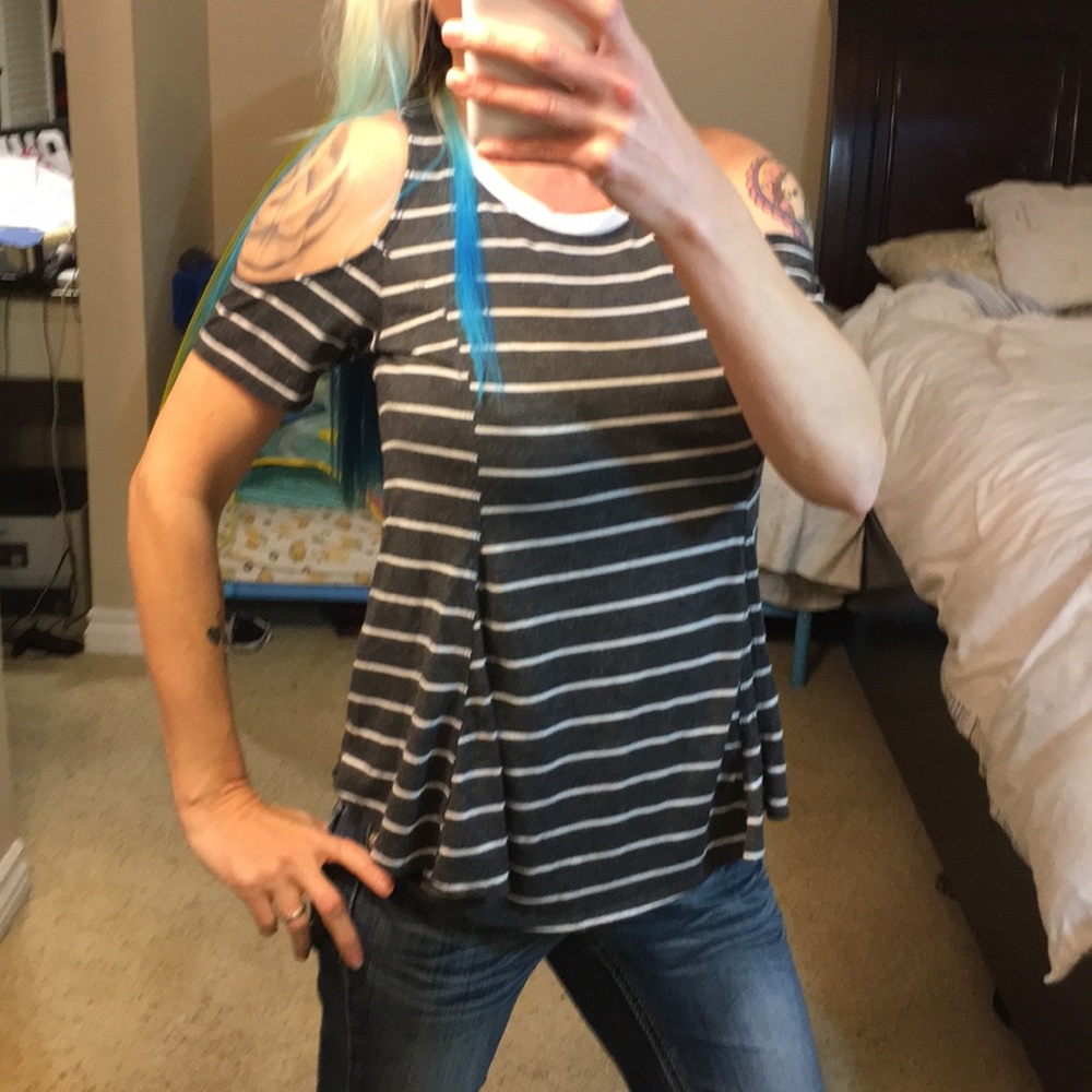 Great Cond Hollister cold shoulder shirt